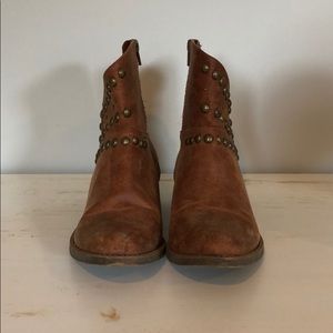 Coconuts by Matisse Rodeo studded booties size 7.5